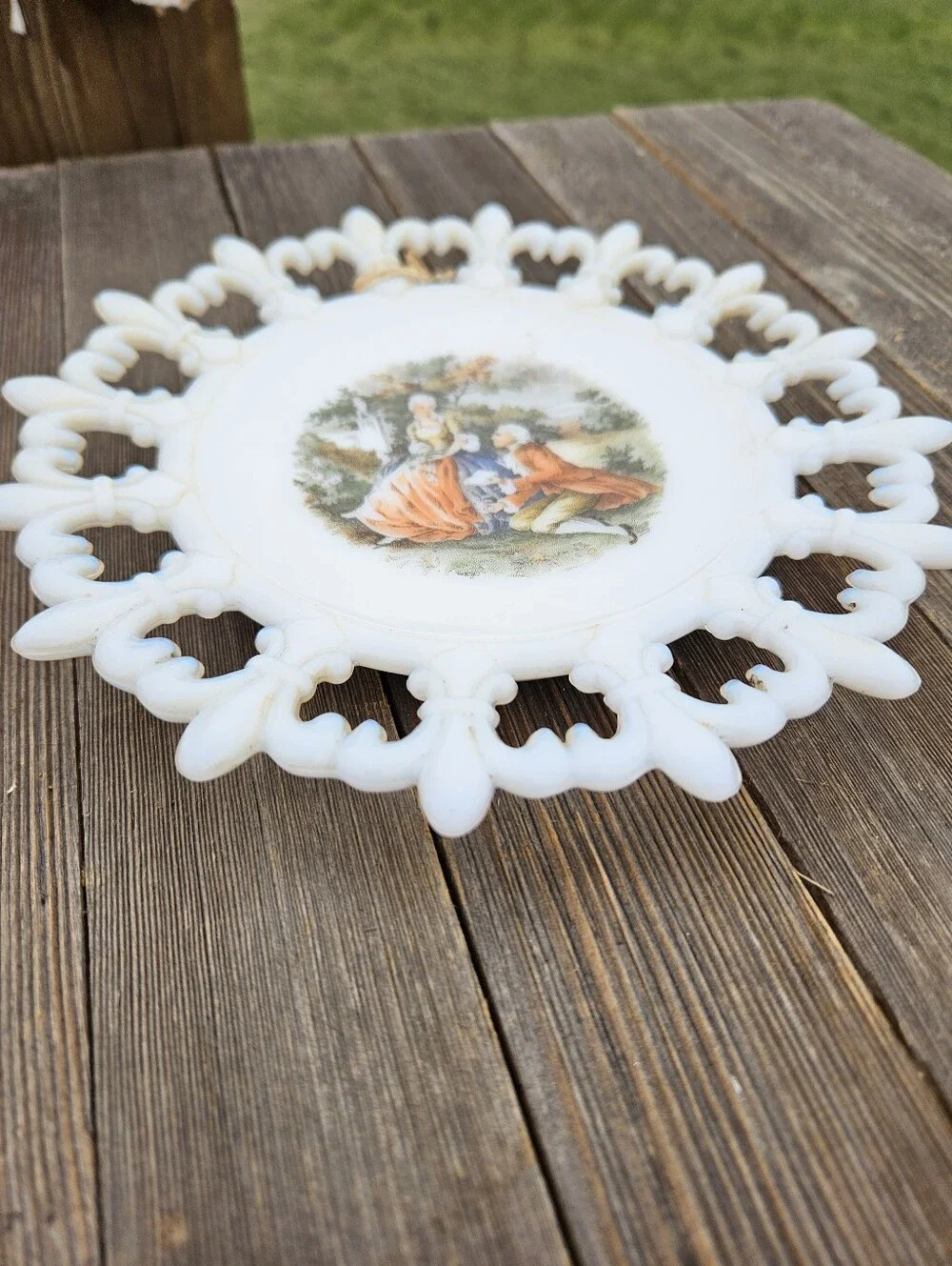 MILK GLASS PLATE Vintage Westmoreland Colonial Courting Couple Fleur De Lis 7